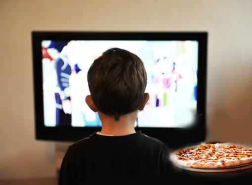 Italiani, aggiungi un posto a tavola che c’è la TV