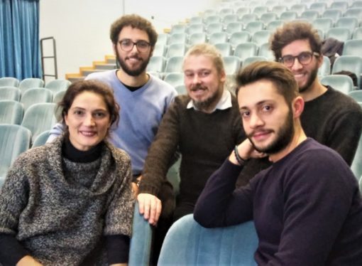 Ecco un team di giovani che organizza spettacoli