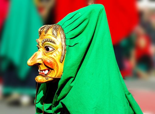 Ad Abbiategrasso la Befana arriva di mattina e in moto